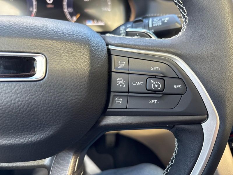 New 2025 Jeep Grand Cherokee L Limited 4x4Image 18