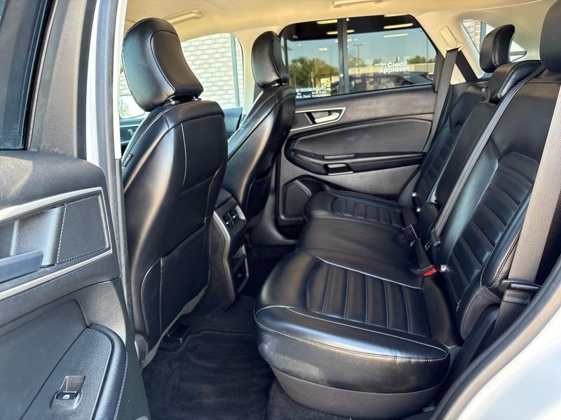 2023 Ford Edge SEL photo 4