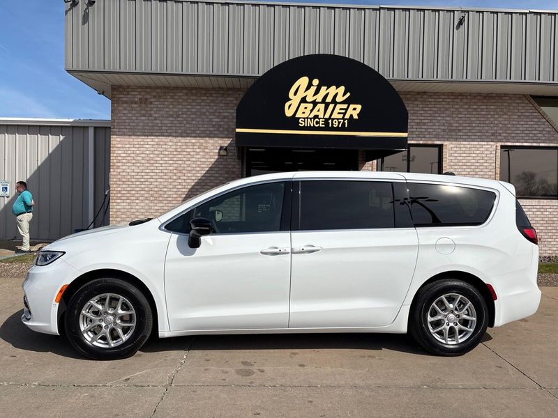 New 2026 Chrysler Pacifica SelectImage 2