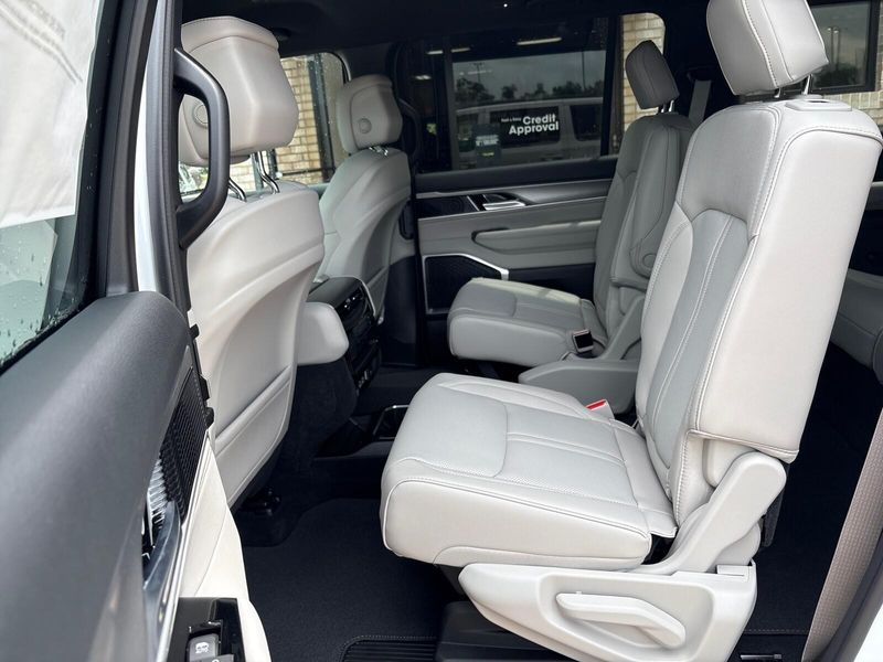 2026 Jeep Grand Wagoneer 4x4Image 4