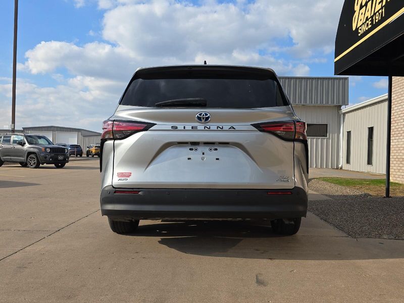 2022 Toyota Sienna XLEImage 9