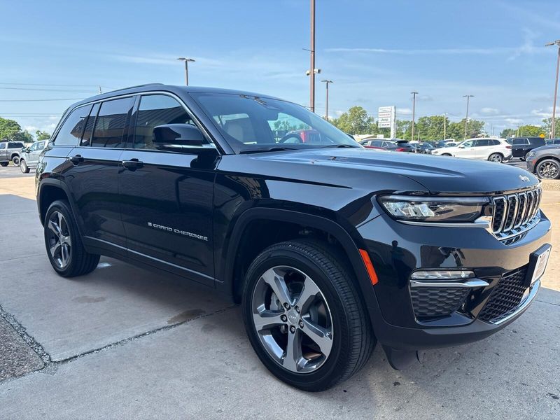 New 2025 Jeep Grand Cherokee Limited 4x4Image 8