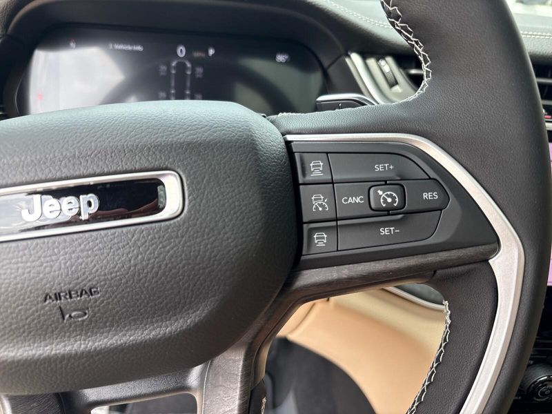 New 2025 Jeep Grand Cherokee L Limited 4x4Image 17