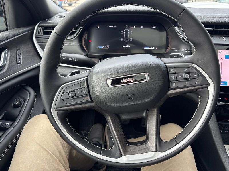 New 2026 Jeep Grand Cherokee L Limited Reserve 4x4Image 16