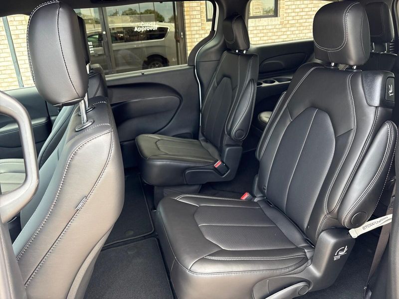 New 2025 Chrysler Pacifica SelectImage 4