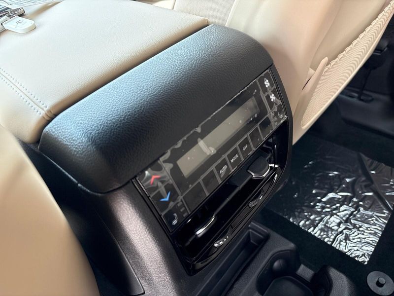New 2025 Jeep Grand Cherokee L Limited 4x4Image 6