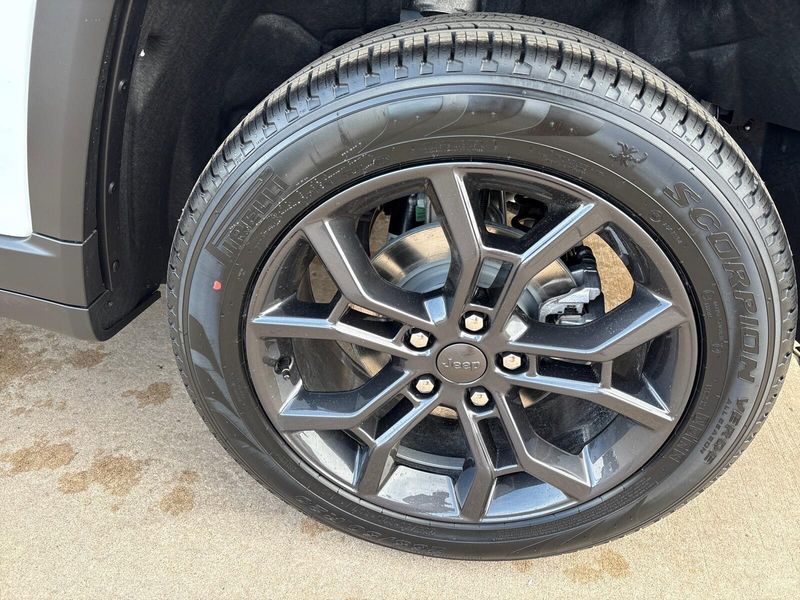 New 2025 Jeep Grand Cherokee Limited 4x4Image 12