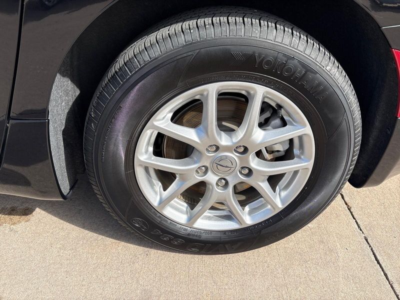Used 2025 Chrysler Pacifica SelectImage 12