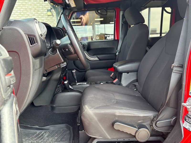 Used 2015 Jeep Wrangler Unlimited SportImage 3
