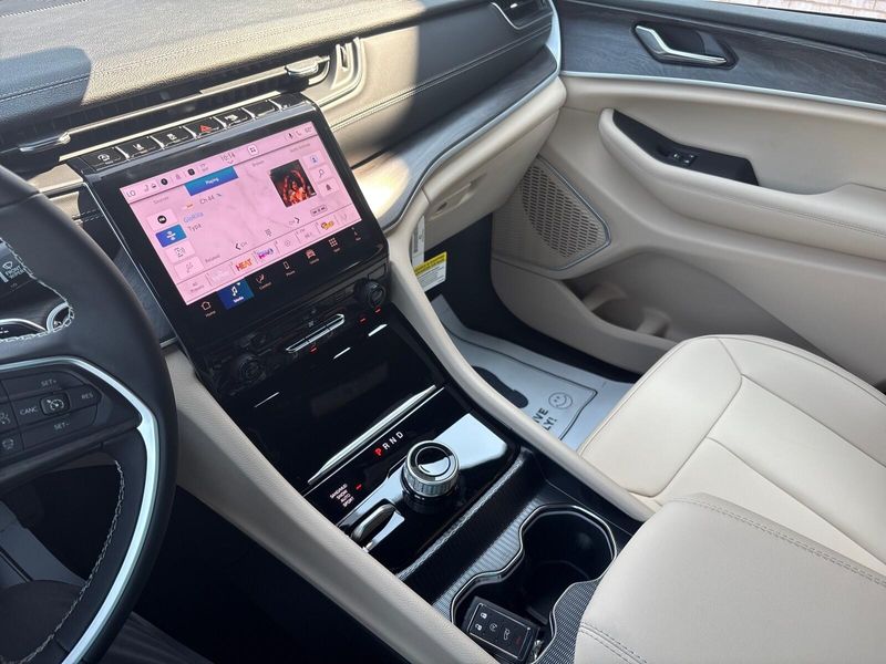 New 2025 Jeep Grand Cherokee Limited 4x4Image 16