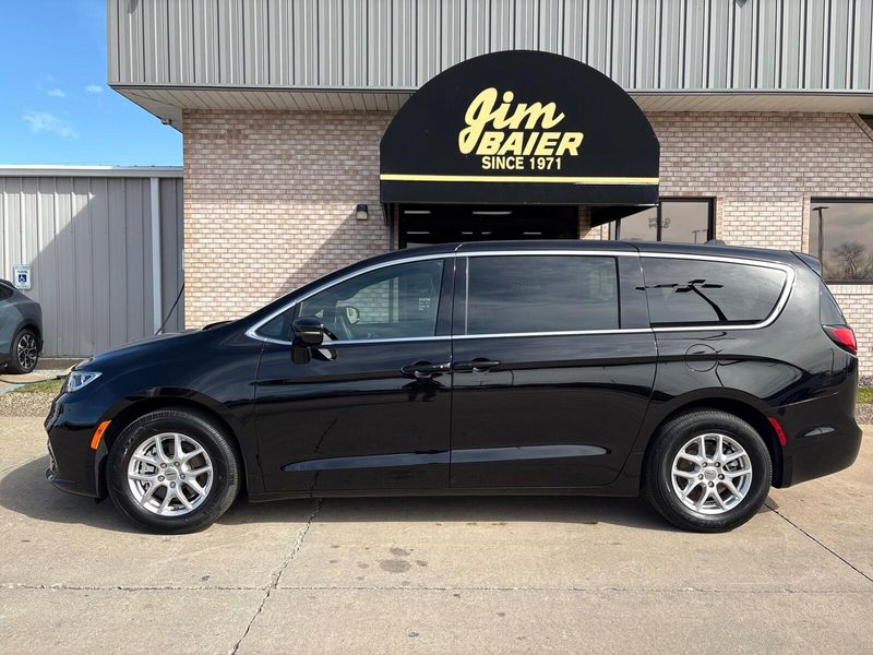 Used 2025 Chrysler Pacifica SelectImage 2
