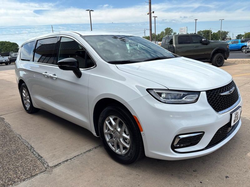 New 2025 Chrysler Pacifica SelectImage 8