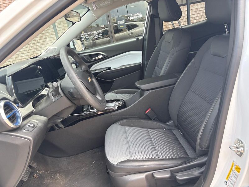 Used 2025 Chevrolet Trax LTImage 3