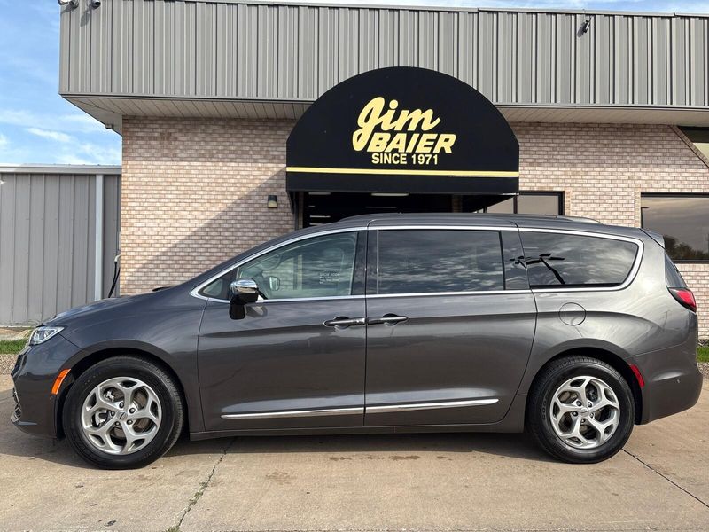 Used 2023 Chrysler Pacifica LimitedImage 2