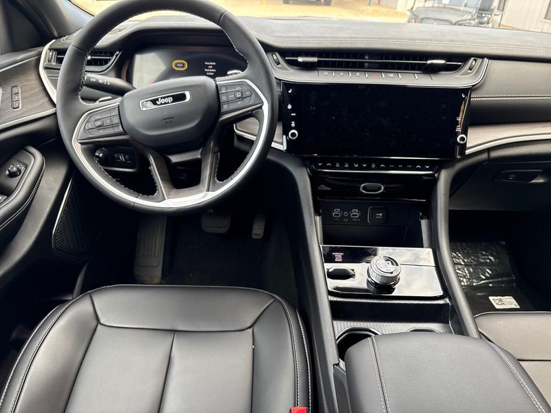 New 2026 Jeep Grand Cherokee L Limited 4x4Image 8