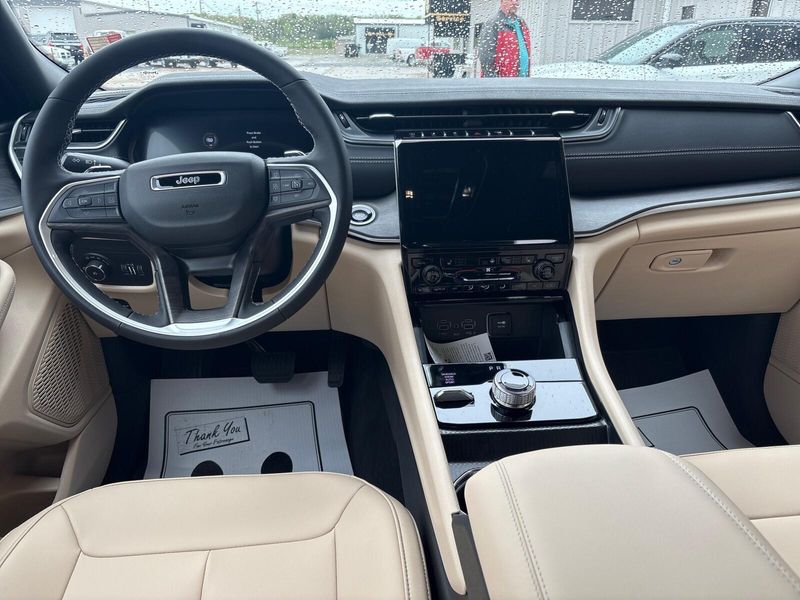 2025 Jeep Grand Cherokee L Limited 4x4Image 7