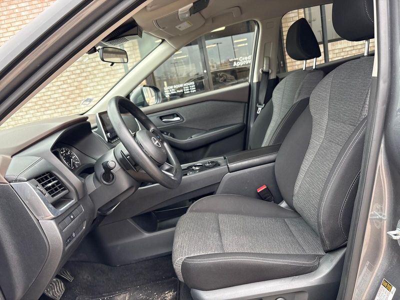 Used 2023 Nissan Rogue SVImage 3