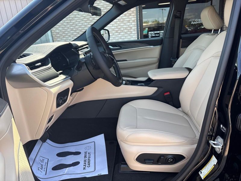 New 2025 Jeep Grand Cherokee Limited 4x4Image 3