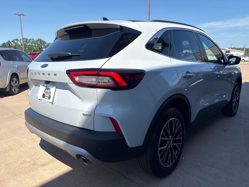 2025 Ford Escape photo 7