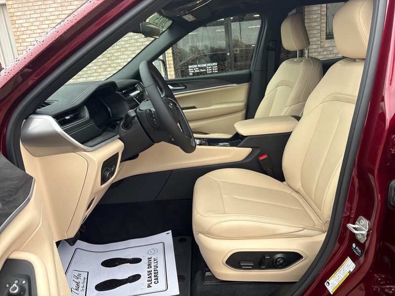 2025 Jeep Grand Cherokee L Limited 4x4Image 3