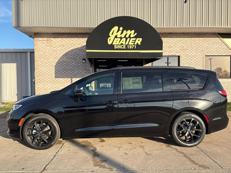 New 2026 Chrysler Pacifica LimitedImage 2