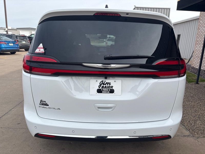 New 2026 Chrysler Pacifica SelectImage 10