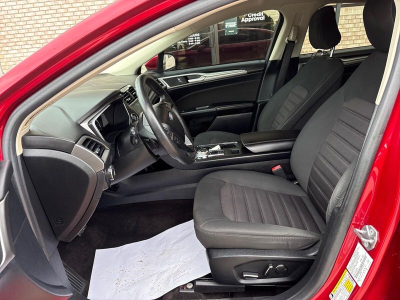 Used 2020 Ford Fusion SEImage 3