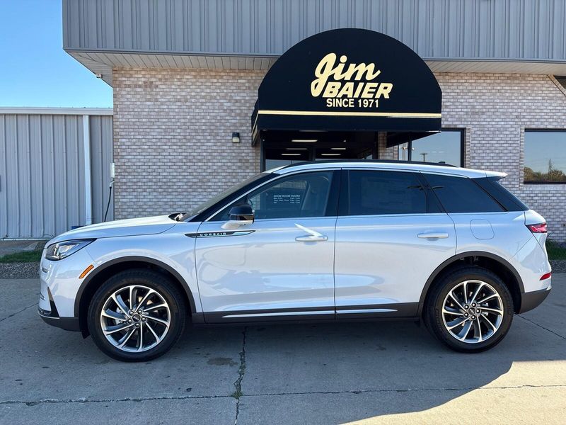 2026 Lincoln Corsair Premiere photo 2