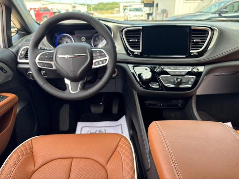 New 2026 Chrysler Pacifica PinnacleImage 7