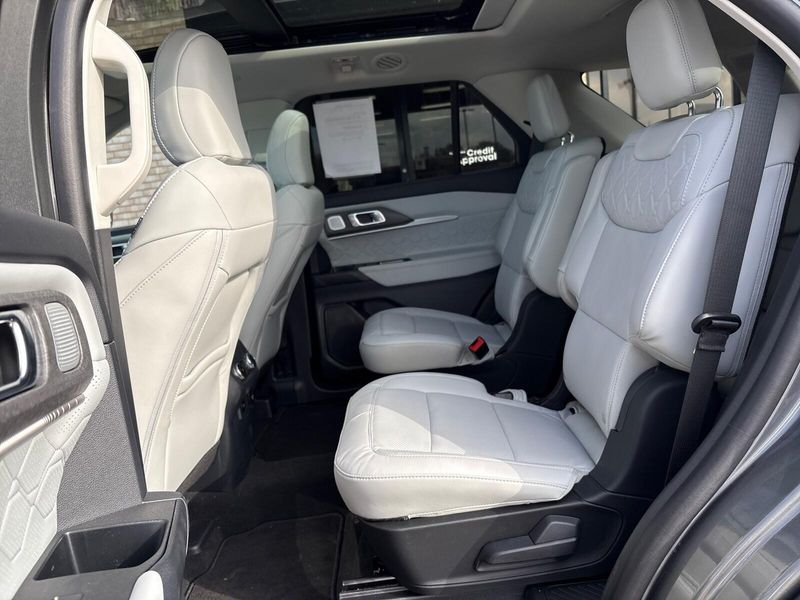 2025 Ford Explorer Platinum photo 4