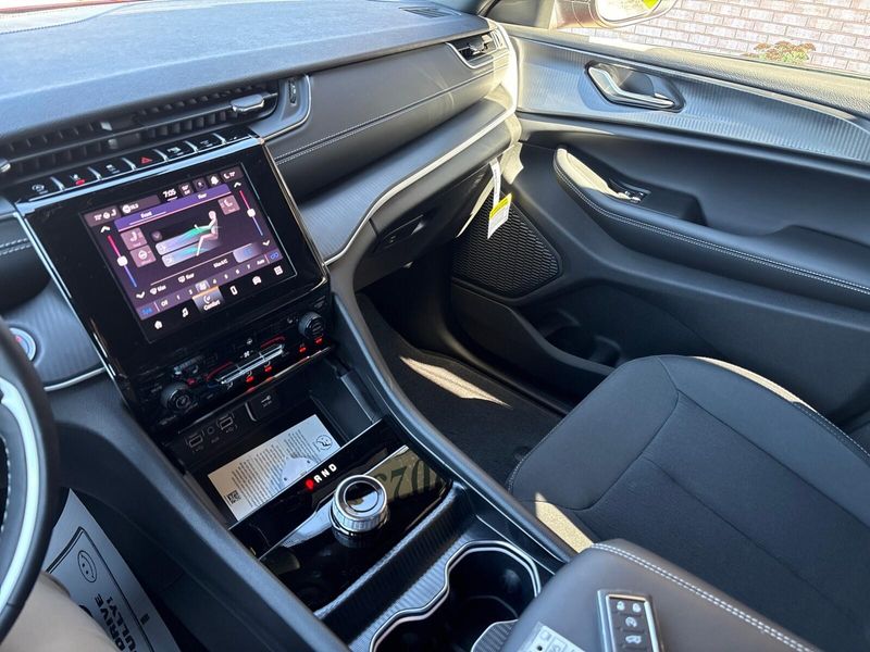 New 2025 Jeep Grand Cherokee L Laredo X 4x4Image 18