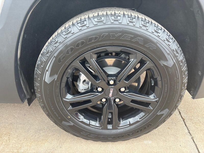 Used 2023 GMC Terrain AT4Image 12