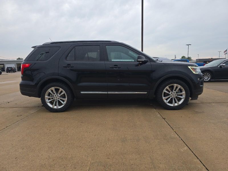Used 2018 Ford Explorer XLTImage 2