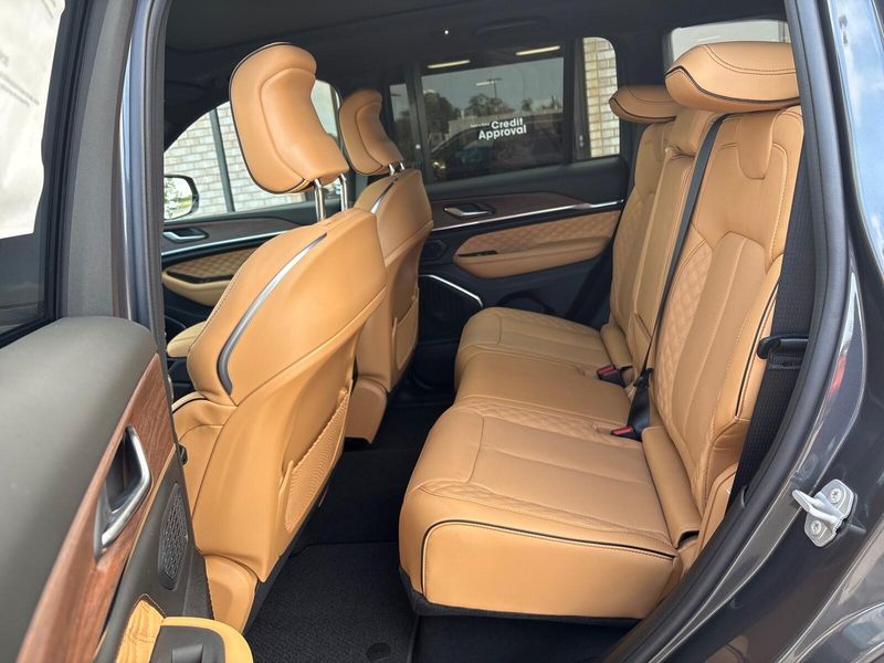 New 2025 Jeep Grand Cherokee Summit 4x4Image 4