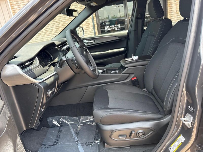2025 Jeep Grand Cherokee Laredo X 4x4Image 3