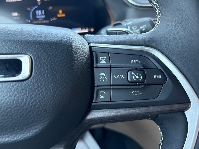Used 2023 Jeep Grand Cherokee L LimitedImage 17