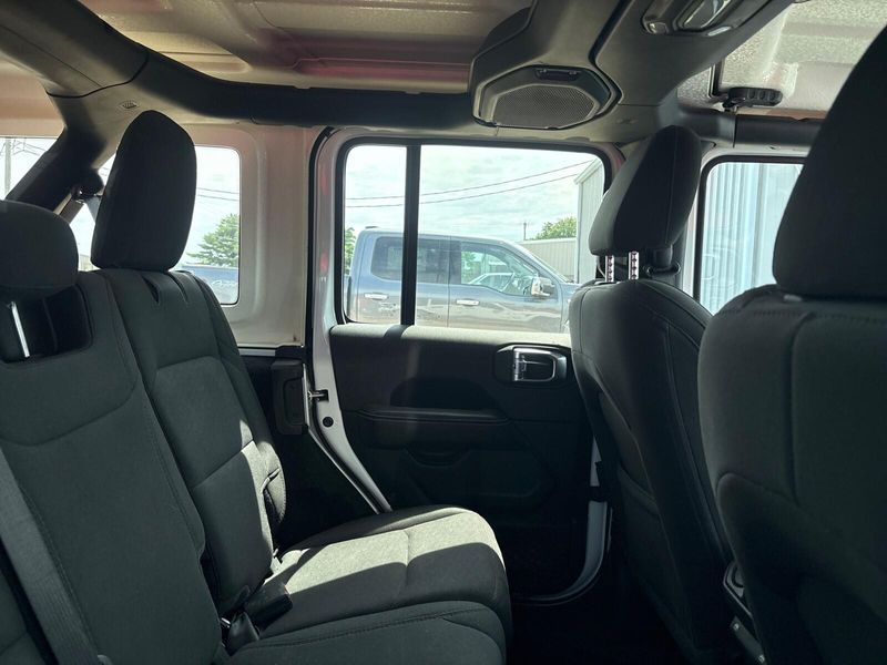 Used 2020 Jeep Wrangler Unlimited SaharaImage 9