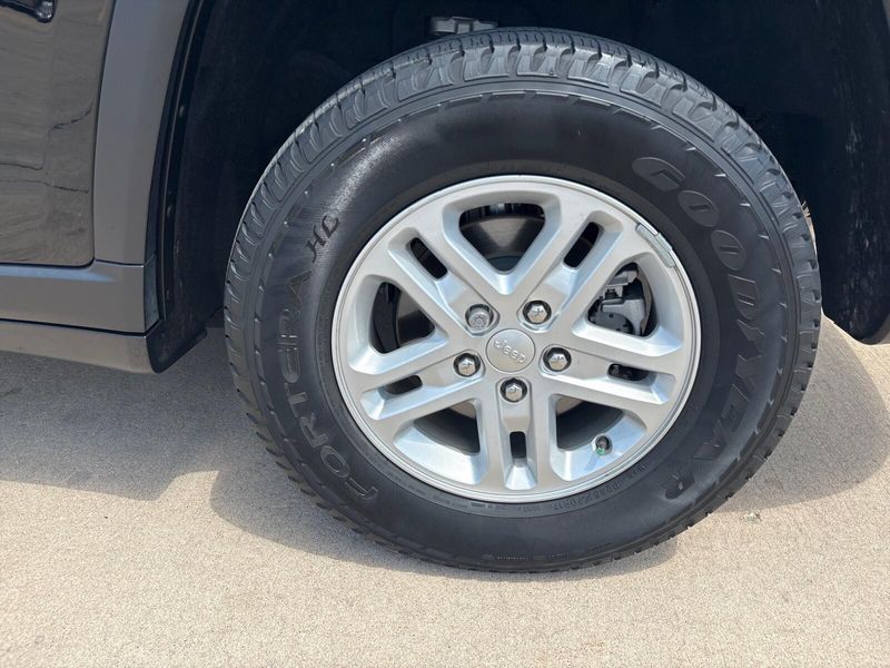 Used 2023 Jeep Grand Cherokee LaredoImage 11