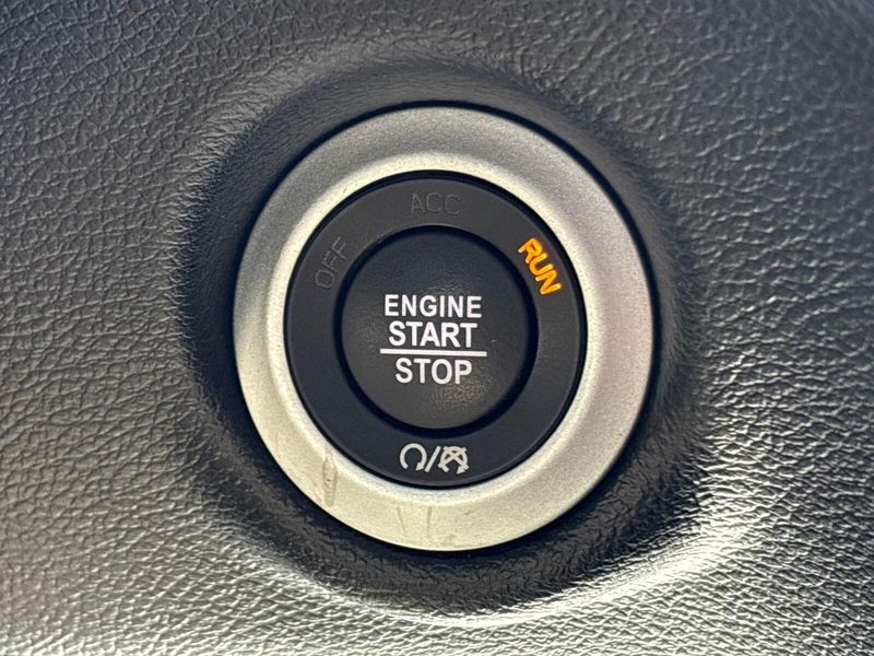 Used 2025 Chrysler Pacifica SelectImage 19