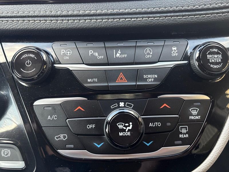 Used 2023 Chrysler Pacifica Touring LImage 17