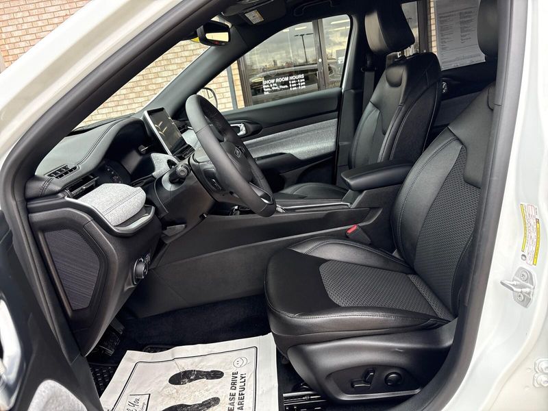 Used 2025 Jeep Compass LatitudeImage 3