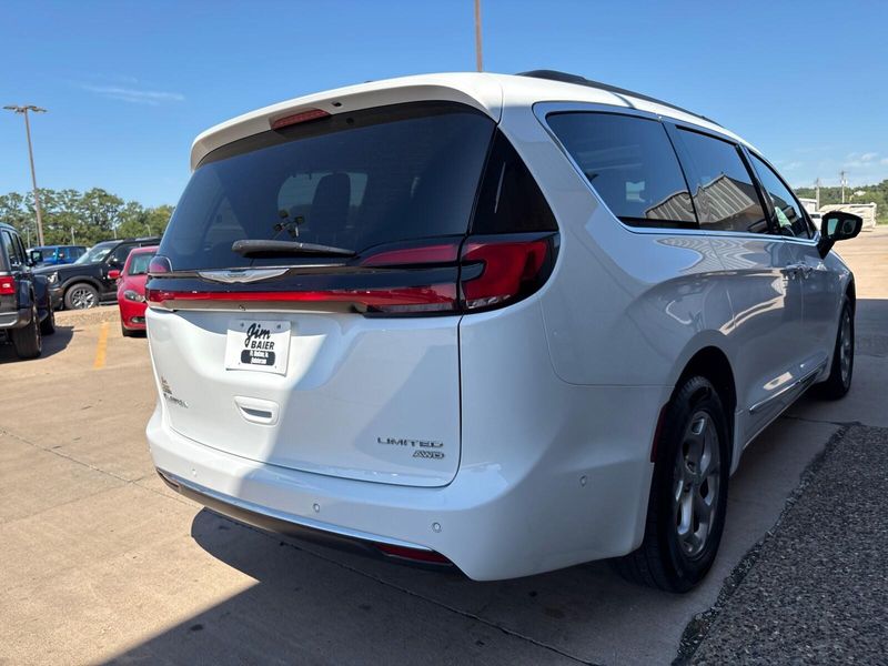 Used 2023 Chrysler Pacifica LimitedImage 10