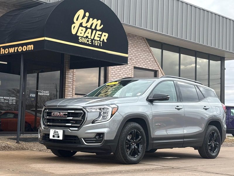 Used 2023 GMC Terrain AT4Image 1