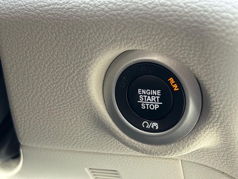 Used 2023 Chrysler Pacifica LimitedImage 21