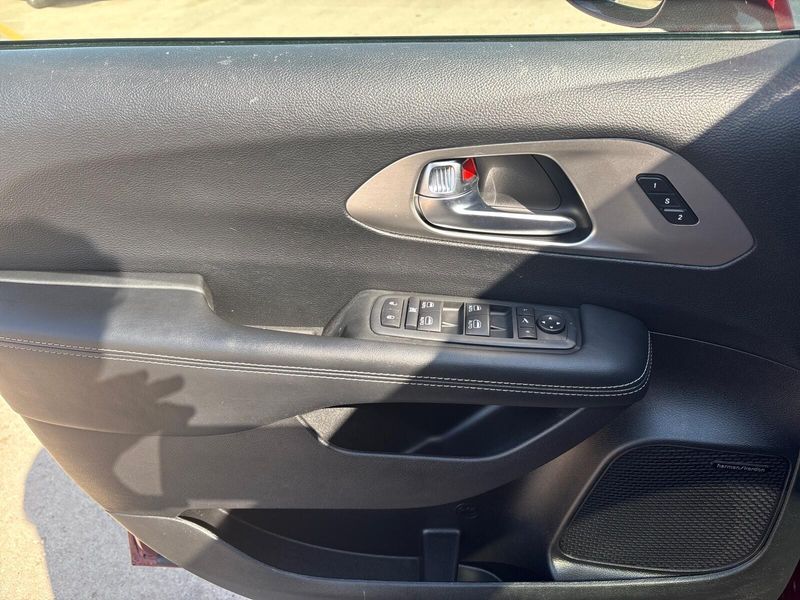 Used 2021 Chrysler Pacifica LimitedImage 14