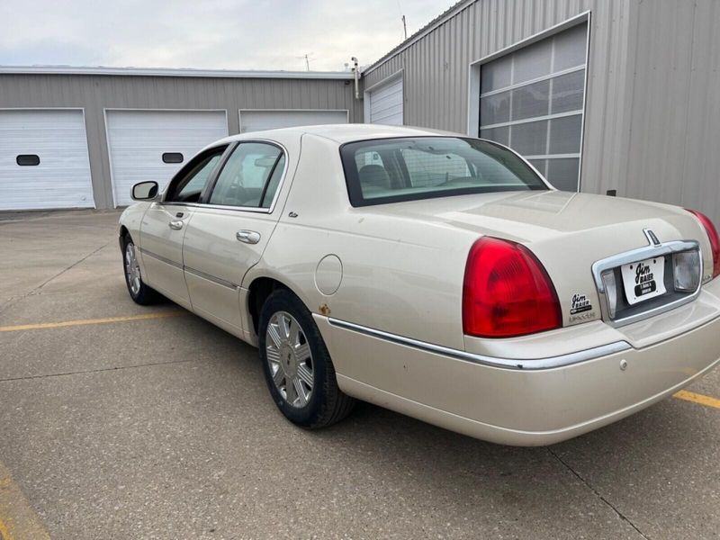 2003 Lincoln Town Car Cartier PremiumImage 9