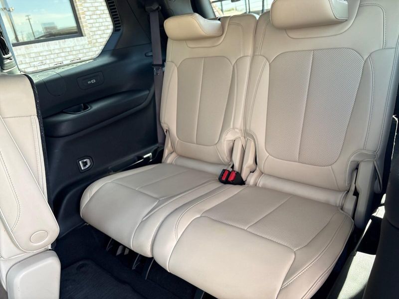Used 2023 Jeep Grand Cherokee L LimitedImage 5