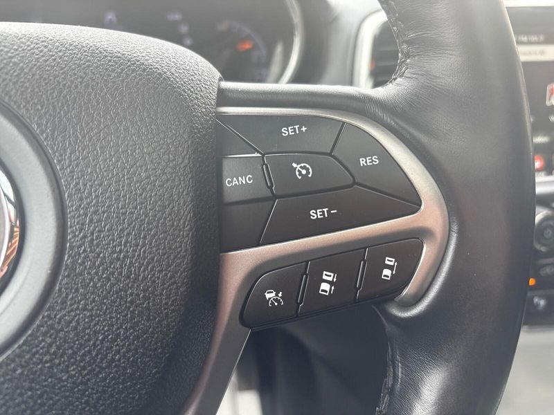 Used 2018 Jeep Grand Cherokee OverlandImage 17