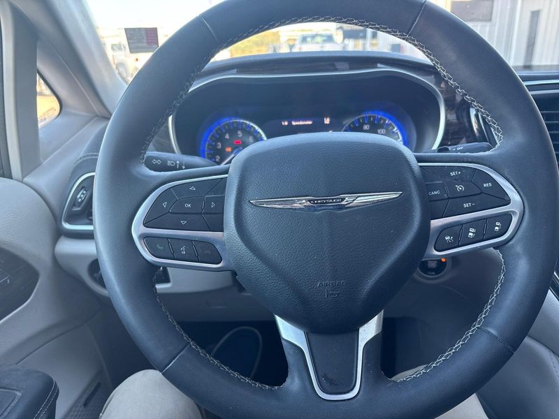 Used 2023 Chrysler Pacifica LimitedImage 13