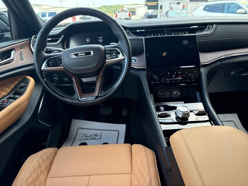 New 2025 Jeep Grand Cherokee Summit 4x4Image 6